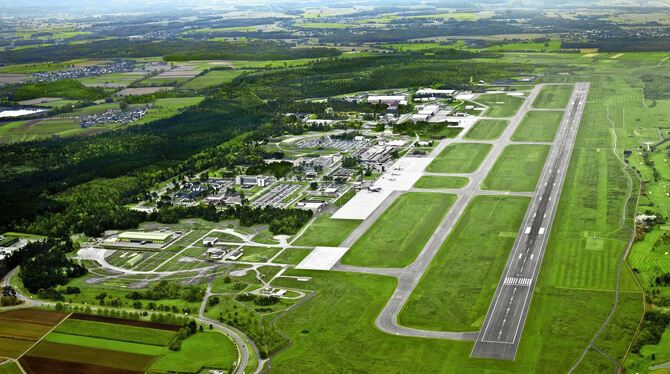 Piste und Gewerbebauten in Rhein- und Grenznähe: Der Baden-Airpark mit dem Flughafen Karlsruhe/Baden-Baden.  FOTO: BADEN-AIRPARK