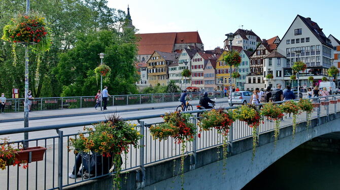 Die Eberhardsbrücke, die von den meisten nur Neckarbrücke, genannt wird, muss instand gesetzt werden.  FOTO: NIETHAMMER