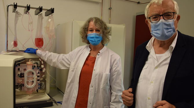 Biologin Christina Braun demonstriert den neuen Bioreaktor der Kinderklinik. Mit dabei: Anton Hofmann vom Förderverein für krebs
