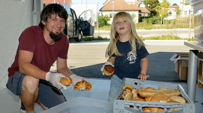 Neue Backwaren angekommen: Jonas Puhm und Sohn Niklas prüfen Brot und Brötchen.