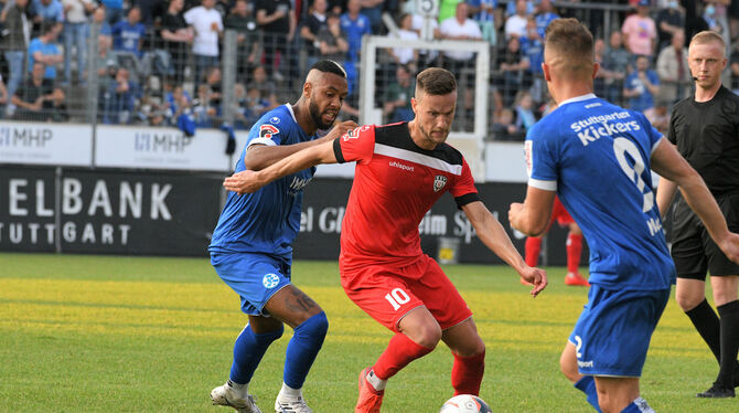 Luca Wöhrle (Mitte) vom SSV Reutlingen im Spiel gegen die Stuttgarter Kickers.
