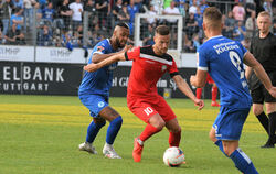 Luca Wöhrle (Mitte) vom SSV Reutlingen im Spiel gegen die Stuttgarter Kickers.
