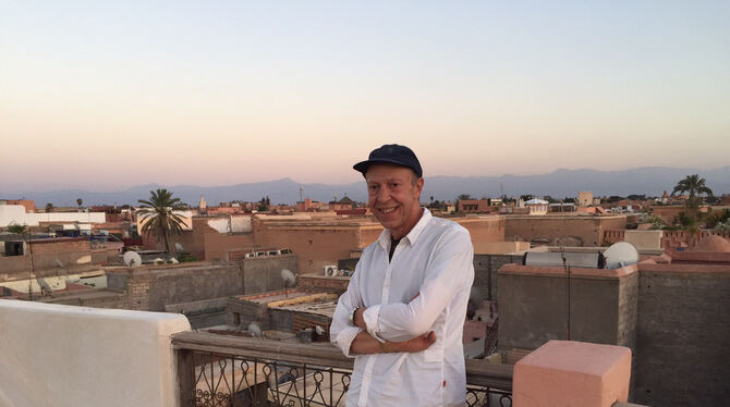 Unter sich die Altstadt von Marrakesch, am Horizont der Hohe Atlas: Der Tübinger Auswanderer Joachim Fränznick auf dem Dach sein