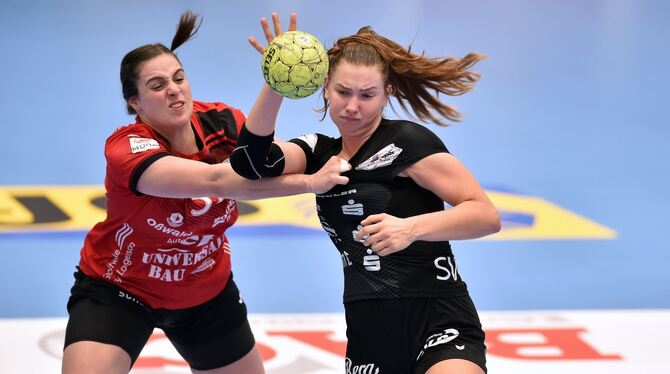 Wird von Thüringens Josefine Huber (links) hart angegangen: Metzingens Torjägerin Katarina Pandza. FOTO: SIPPEL/EIBNER