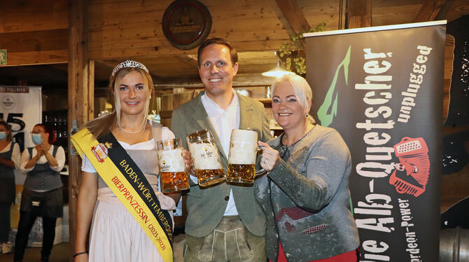 Bierprinzessin Nina Witzemann (links), Brauereichef Peter Baader und Bürgermeisterin Alexandra Hepp eröffneten die Albhütte.