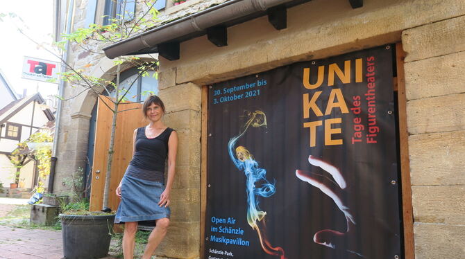 Anne-Kathrin Klatt, die neue Leiterin des Theaters am Torbogen Rottenburg (TaT), vor dem Plakat des Figurentheaterfestivals "Uni