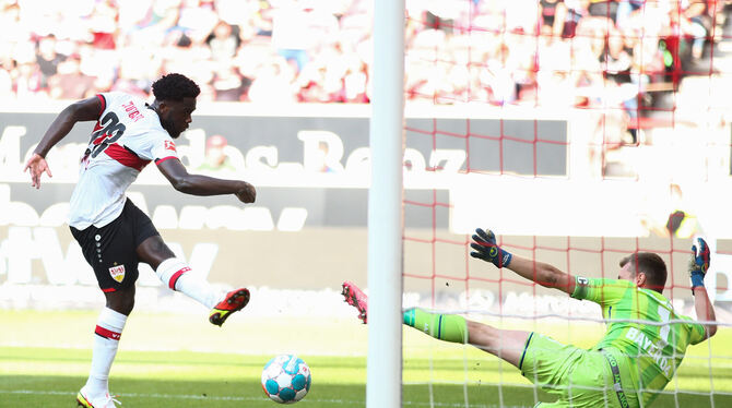 Keine Chance gegen Leverkusen: Orel Mangalas Tor ist zu wenig gegen den Favoriten.  FOTO: WELLER/DPA