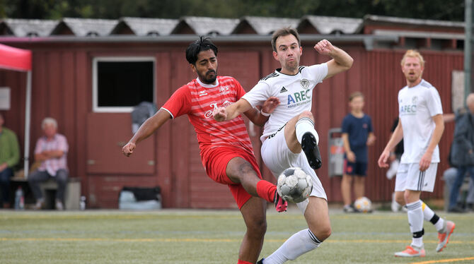 Farhan Masood Gill Ahmad (links im Duell mit dem Engstinger Mark Butterstein) hatte seine SG Reutlingen beim 3:2-Erfolg in der 2