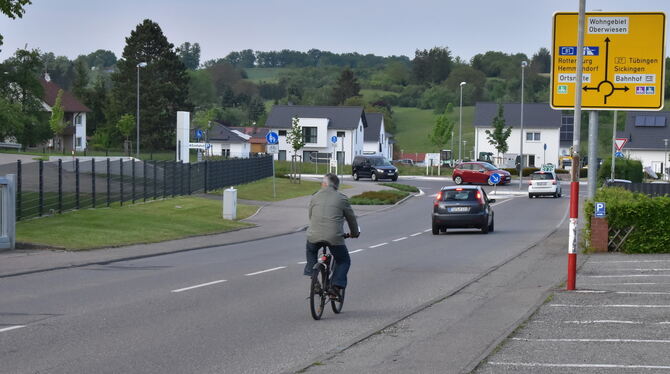 Auf der linken Fahrbahnseite wird ein Fahrradweg auf der Starße von Bodelshausen in Richtung Hechingen gebaut FOTO MEYER