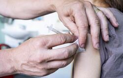 Ein Mensch wird geimpft.