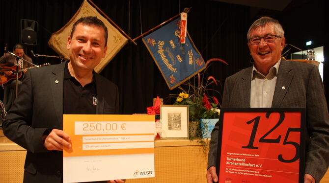Der Vorsitzende Michael Hoffmann und der Ehrenvorsitzende Helmut Grauer (von links) feiern 125 Jahre TB Kirchentellinsfurt.  FOT