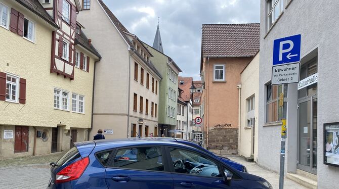 In der Altstadt sind Parkplätze rar. Besitzer von Anwohnerparkausweisen finden mit Glück trotzdem einen Stellplatz.  FOTO: SAPOT