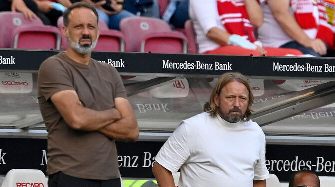 Cheftrainer Pellegrino Matarazzo (links) und Sportdirektor Sven Mislintat mussten gegen Bayer Leverkusen mit ansehen, wie es der