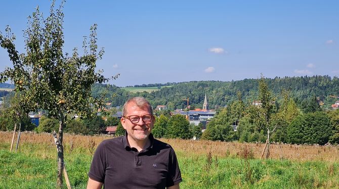 Die Martinskirche vom Beutenlay aus durch die Alb-Wacholderbrille betrachten: Mike Münzing liebt »seine« Biosphärenstadt und möc