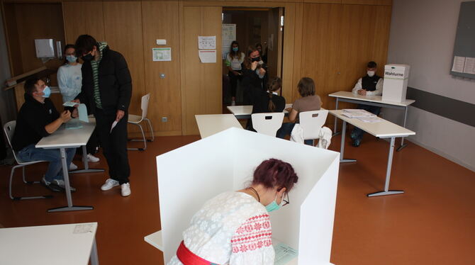 Gymnasiasten des Gemeinschaftskundekurses in Kusterdingen organisierten die »Bundestagswahl«. FOTO: STURM