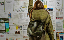 Eine Studierende im Blätterwald der Wohnungsanzeigen.  FOTO: LICHTGUT/PIECHOWSKI
