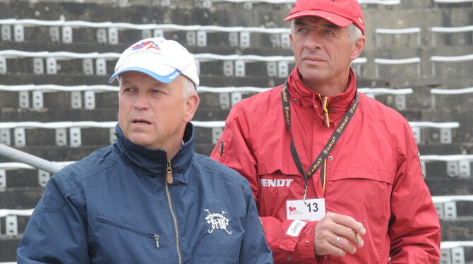 Vielseitigkeits-Experten unter sich: Der scheidende Bundestrainer Hans Melzer (rechts) und Joachim Jung, der Vater des dreimalig