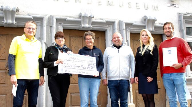 Bei der Preisverleihung (von links): der stellvertretende FDP-Stadtverbandsvorsitzende Dirk Mrotzeck, Stadträtin Regine Vohrer,