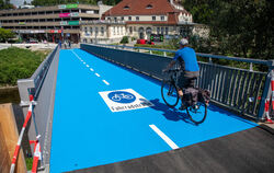 Ein Mann fährt mit seinem Fahrrad über die neu eröffnete und beheizbare Radbrücke in Tübingen. Für Lastwägen ist die Brücke alle