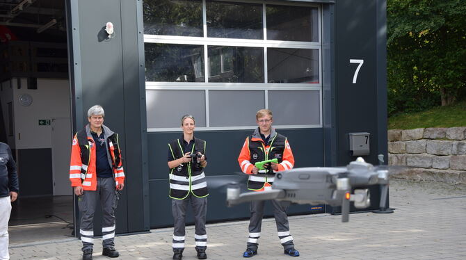 Drohne im Anflug (von links): Gruppenführer Konrad Dirscherl, Pilotin Anna Reindl und Luftraumbeobachter Felix Eberhardt beenden