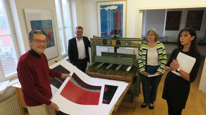 Rund um die Grieshaber-Presse im Holzschnitt-Museum: (von links) Museumsgründer Klaus Herzer mit einem eigenen Holzschnitt, Ober