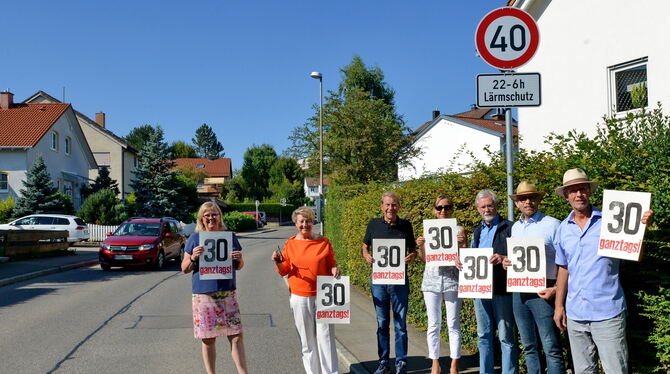 Tempo 40 und  nur nachts:  Alte und neue Tempo-30-Befürworter posieren  vor einem der  Schilder, die in der Justinus-Kerner-Stra