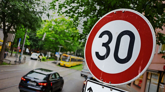 Ein Schild zeigt eine Tempo-30-Zone an.