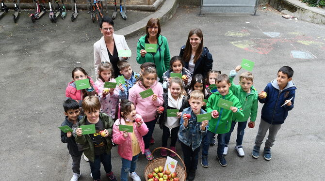 Reutlinger Grundschüler mit einem Korb voll spendiertem Obst.  FOTO: ZENKE