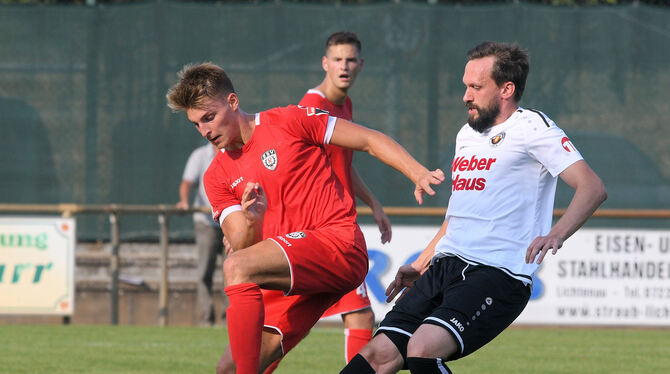 Tim Schwaiger vom SSV Reutlingen (links) im Zweikampf mit Marc Rubio