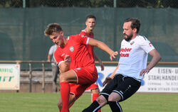 Tim Schwaiger vom SSV Reutlingen (links) im Zweikampf mit Marc Rubio