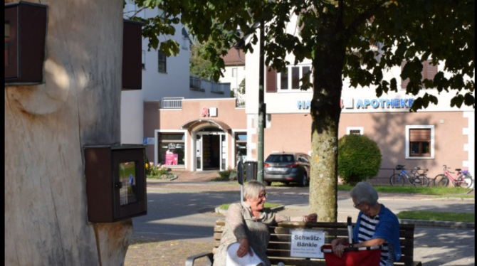 Das Lichtensteiner Schwätzbänkle steht beim Bücherbaum in der Unterhausener Ortsmitte.  FOTO: GEMEINDE