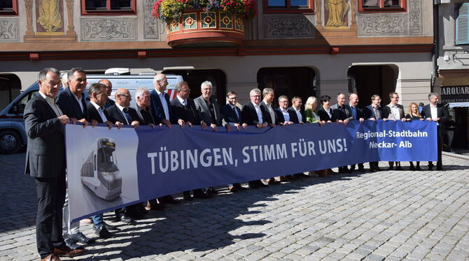 Klares Votum: Die zwei Dutzend Bürgermeister aus den Kreisen Tübingen, Reutlingen und Zollernalb und weitere Befürworter auf dem