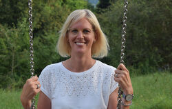 Hechingens Stadtgestalterin Martina Eberle schaukelt auch mal selbst gerne auf dem Schaukelweg.