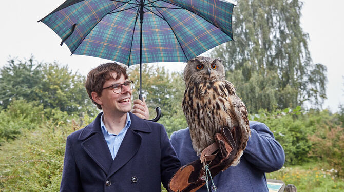 Georg Günther Vogelpark Georg Günther (CDU) hält den europäischen Uhu »Sinfonie« im Vogelpark Marlow auf seinem Arm.