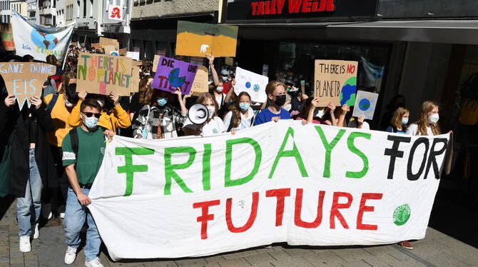 Der Demozug geht durch die Wilhelmstraße. Dabei sind die Aktivisten unüberhörbar: Wir sind hier, wir sind laut, weil ihr uns die