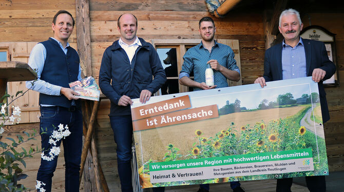 Für Peter Baader (von links), Thomas Pfeifle, Lukas Münch und Gebhard Aierstock ist »Erntedank Ährensache«. FOTO: BLOCHING Für Peter Baader (von links), Thomas Pfeifle, Lukas Münch und Gebhard Aierstock ist »Erntedank Ährensache«. FOTO: BLOCHING