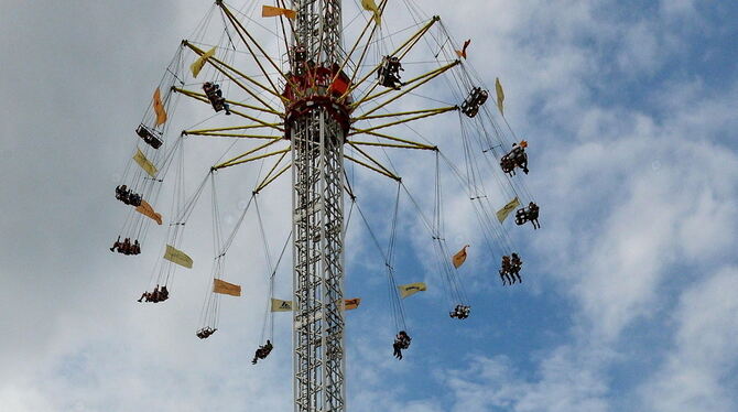 Karussellflug am Hugo-Boss-Platz in der Metzinger Outletcity. FOTO: NIETHAMMER Karussellflug am Hugo-Boss-Platz in der Metzinger Outletcity. FOTO: NIETHAMMER
