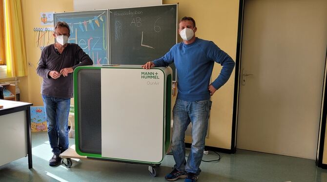 Am Luftfilter in der Wannweiler Schule: Konrektor Johannes Spinner (links) und Hausmeister Richard Kast.  FOTO: SCHULE