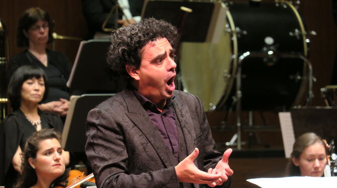 Tenorpower in Hochform: Rolando  Villazón glänzt bei seinem Auftritt mit der Philharmonie in der Reutlinger Stadthalle mit einer
