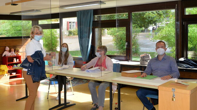 Wahlhelfer sorgen auch in der Pfullinger Schloss-Schule dafür, dass bei der Stimmabgabe alles mit rechten Dingen zugeht und Wahl