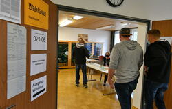 Warten auf die Stimmabgabe: Die Willmandinger wählen im Rathaus.  FOTO: MEYER