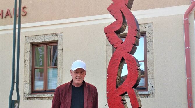 HWP Diedenhofen mit seiner Skulptur »The Red Dancer«. FOTO: BÖHM
