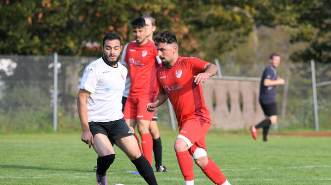 Harun Abdullah Güney (rechts) traf für Anadolu Reutlingen beim 5:0 gegen Kusterdingen zwei Mal. FOTO: BAUR
