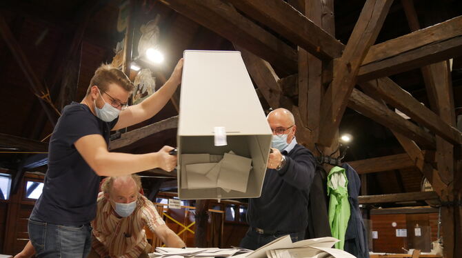 Wahlhelfer gießen in der Festkelter Berge von Stimmzetteln aus einer Urne.  FOTO: FINK