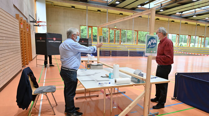 Da geht’s zur Urne und bitte richtig falten: Wahlhelfer Walter Junger (links) gibt letzte Tipps für die korrekte Stimmabgabe. FO