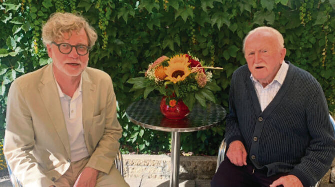 Finanzbürgermeister Alexander Kreher (links) gratulierte Heinz Parthum zum 100. Geburtstag.