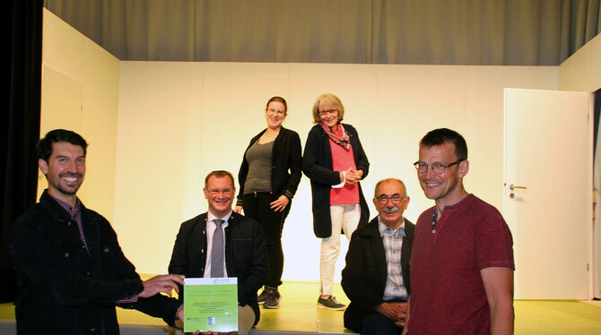 Hannes Bartholl (links) überreicht die Plakette an Martin Gloz vom TSV (rechts). Mit ihm freuen sich Bürgermeister Mario Storz ( Hannes Bartholl (links) überreicht die Plakette an Martin Gloz vom TSV (rechts). Mit ihm freuen sich Bürgermeister Mario Storz (