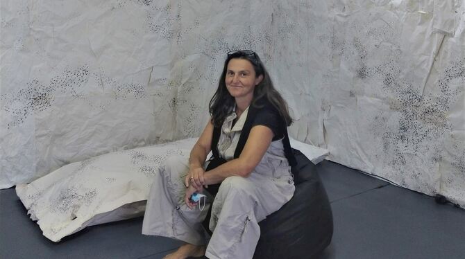 Yvonne Reif verwandelte einen Raum mit Hilfe von Makulaturpapier in eine Tropfsteinhöhle.
