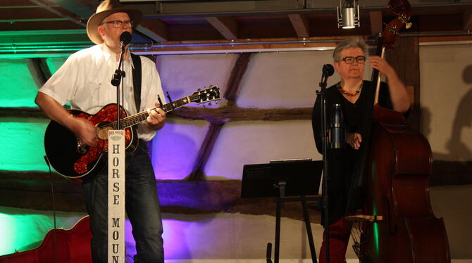 Das Duo Horse Mountain (Dieter Stoll und Birgit Wanner-Stoll) beleuchteten im Klosterhof den Einfluss der Country Musik auf den