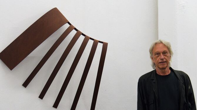 Der Nehrener Künstler Jochen Warth neben einer Wandarbeit aus Stahl